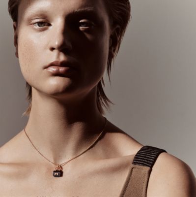 【洗練された手元美】エルメス Amulettes Constance リング Hermès Amulettes Constance Pendant with Diamonds Rghw – voilà.id